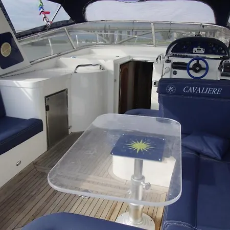 Francesca Two Boat ספינת מלון קסטל וולטורנו